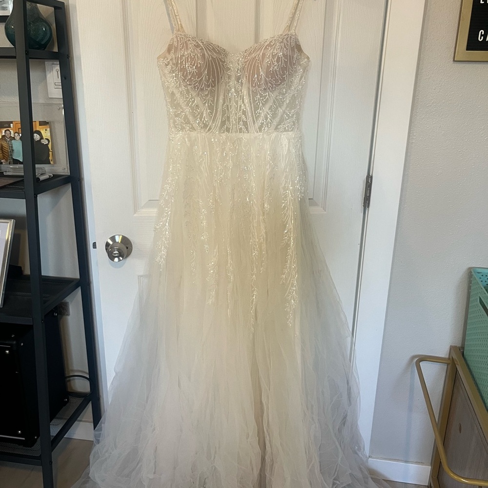 Elegant White Lace Wedding Dress